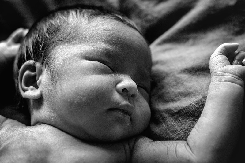 新生儿安静睡眠的特写图片下载
