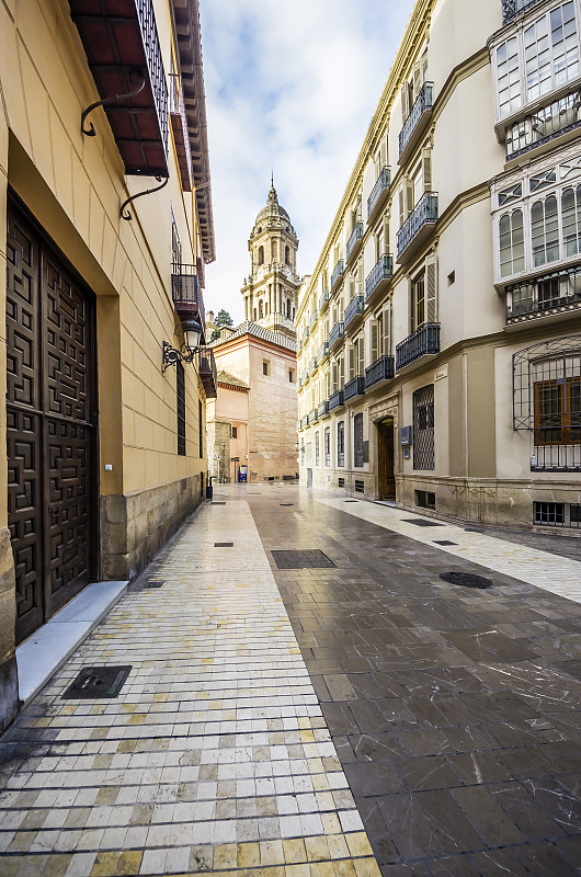 西班牙，安达卢西亚，马拉加，老城，小巷和马拉加大教堂的背景图片下载