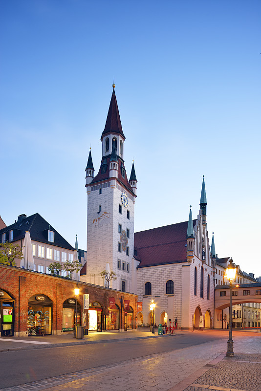 德国，巴伐利亚，慕尼黑，从维克图阿伦市场到老市政厅和塔，Talburgtor在晚上图片下载
