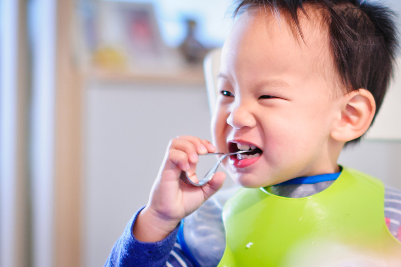 亚洲男婴吃主食。图片下载