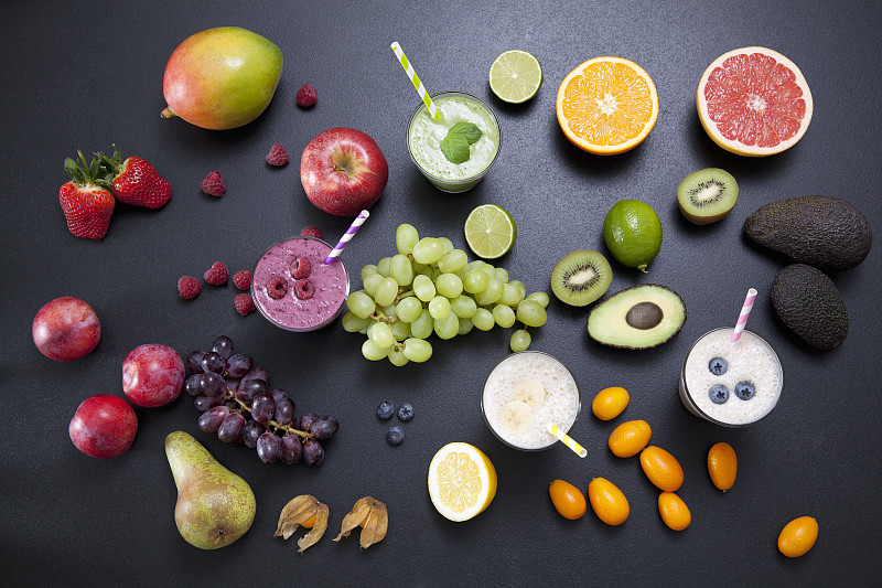 Overhead still life of fresh fruit and smoothies图片素材