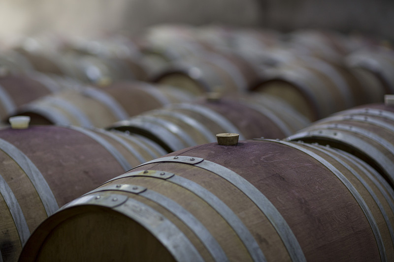 Wine barrels in cellar图片素材
