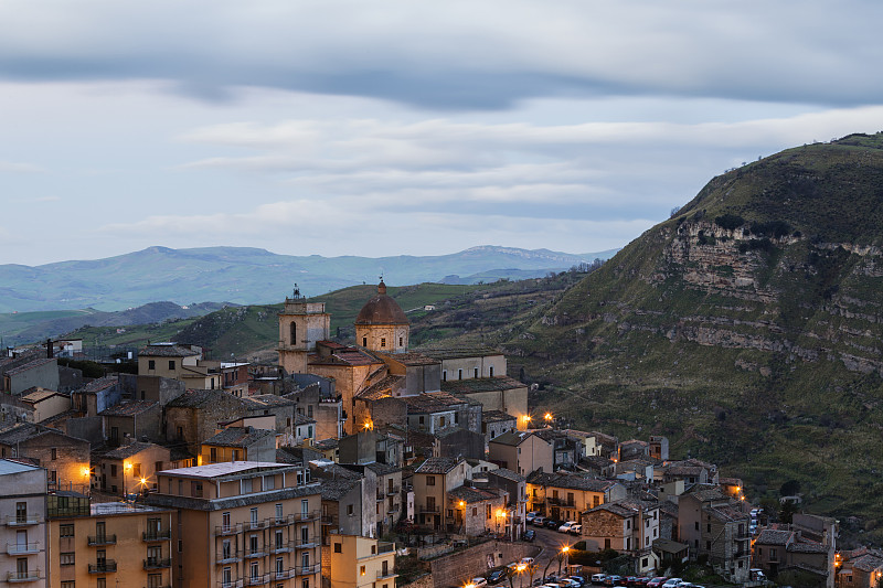 鸟瞰图的Petralia Sotana城市景观在遥远的风景，巴勒莫，意大利图片下载