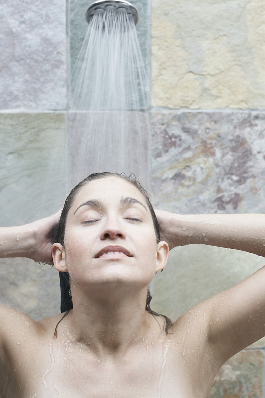 一个正在洗澡的女人的肖像图片下载