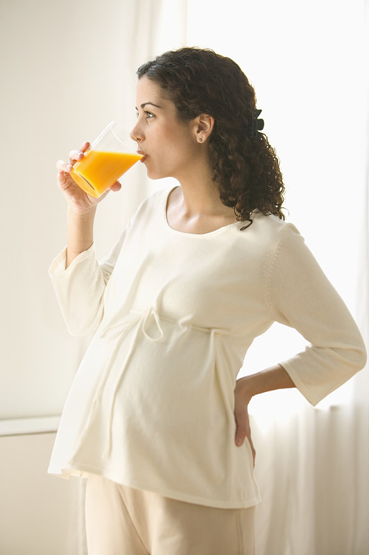 孕妇喝橙汁图片下载