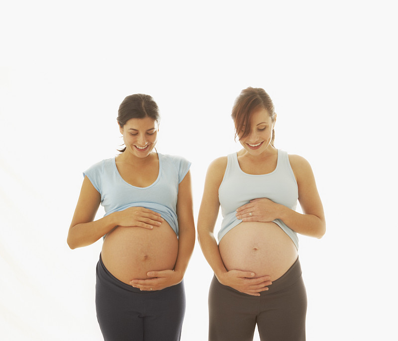 孕妇抱着她们的肚子图片下载