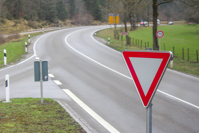 欧洲道路上的让路标志图片下载