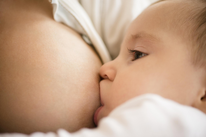 美国，新泽西州，母亲哺乳她的女儿(2-5个月)图片素材