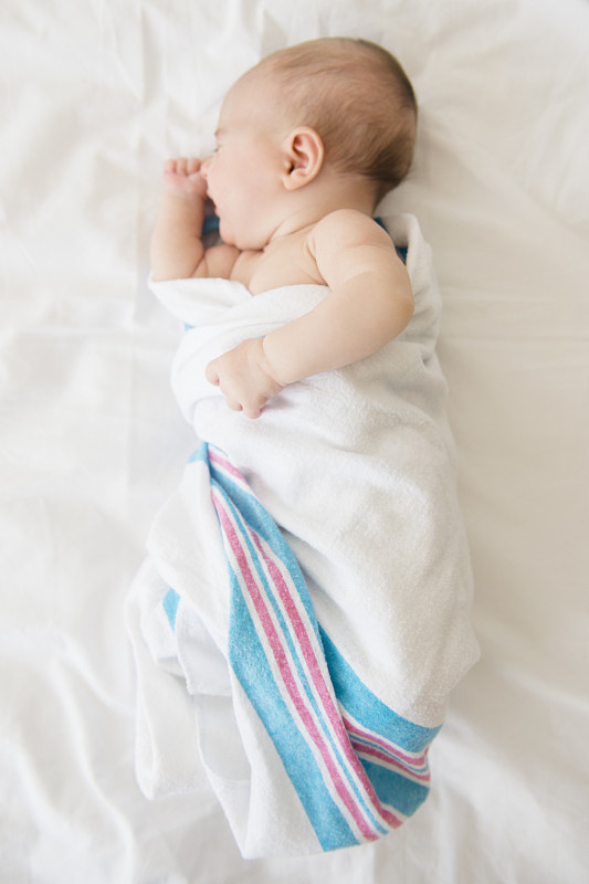 女婴(2-5个月)睡在床上图片下载