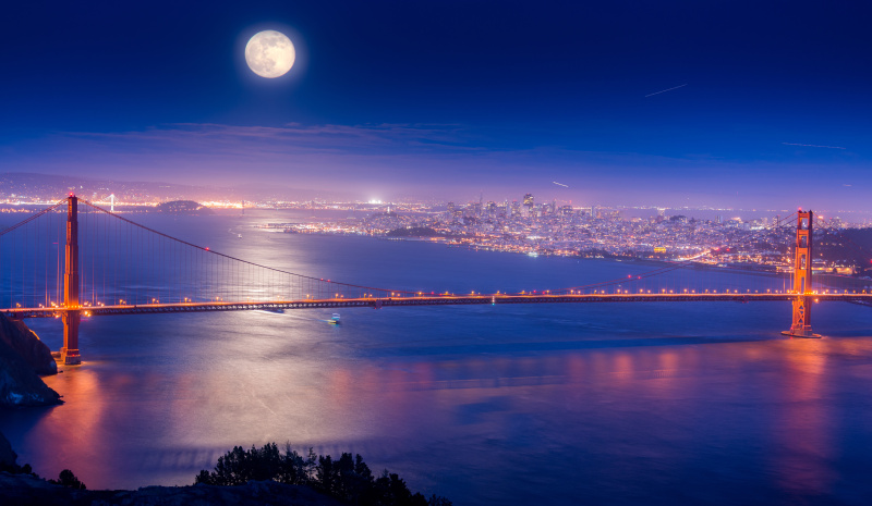 月圆之夜，照亮海上的金门大桥图片素材