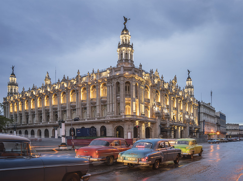 老美国车和古巴国家剧院图片下载