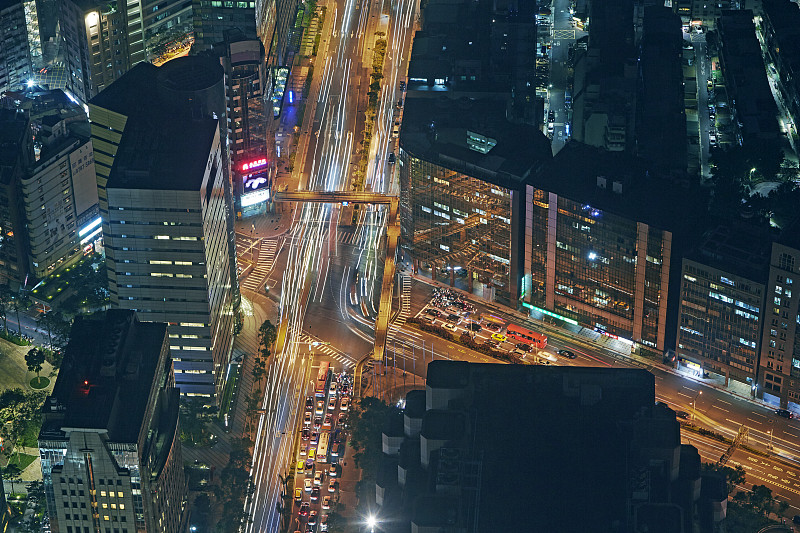 台北夜晚十字路口鸟瞰图图片下载