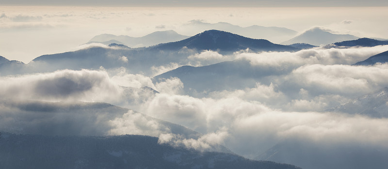 清晨山上有雾图片下载