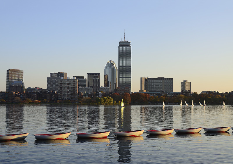 美国，马萨诸塞州，波士顿，查尔斯河，河上的小船图片素材