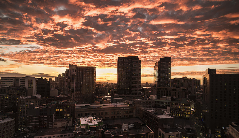 美国，马萨诸塞州，波士顿，日落时城市上空戏剧性的天空图片素材