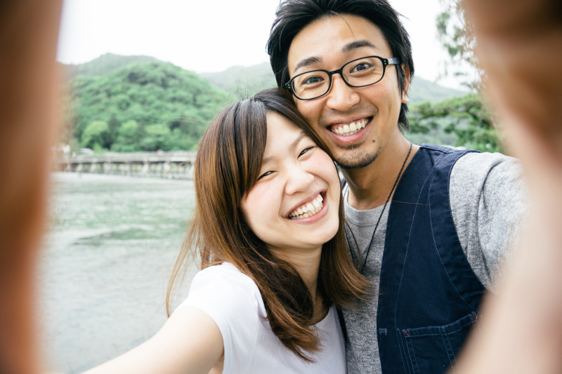 快乐的日本夫妇在公园户外自拍图片下载