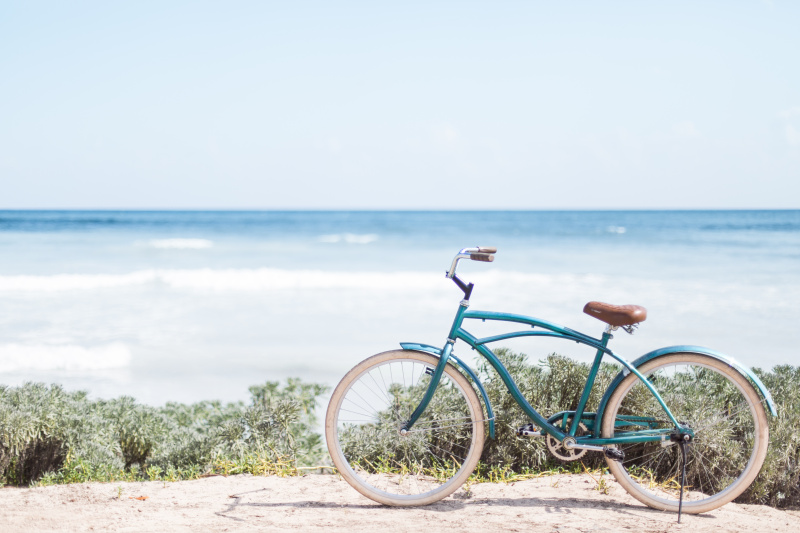沙滩上的老式自行车图片下载
