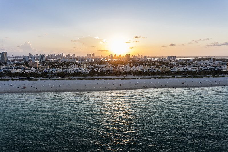 迈阿密南海滩海滩鸟瞰图，日落图片下载