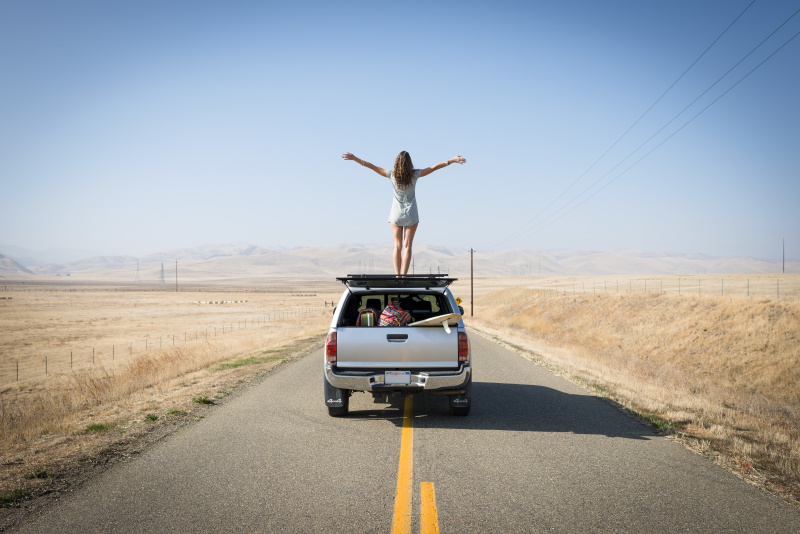站在美国加州1号公路车顶上的女子图片素材
