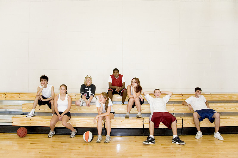 一群学生(16-19岁)坐在学校体育馆的露天看台上图片下载