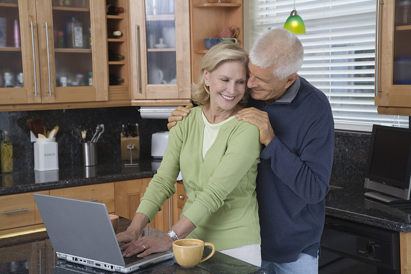 一对老年夫妇在用笔记本电脑图片下载