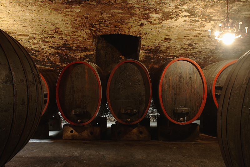 Wine casks in cellar图片素材