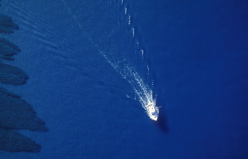 留尼旺岛一艘船的鸟瞰图图片下载