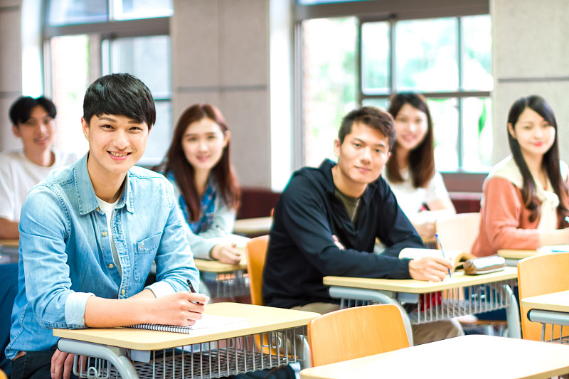 一群自信的亚洲学生在教室里真诚地微笑着图片素材