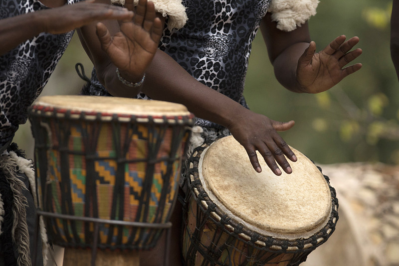 非洲传统djembe鼓手。克鲁格国家公园。南美。图片素材