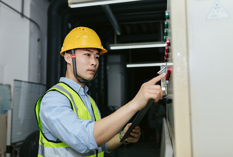 亚洲男性维修工程师在能源控制室工作。工程和商业概念。图片下载