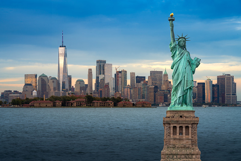 美国纽约，自由女神像和纽约市中心的天际线全景图，前景是埃利斯岛。图片下载