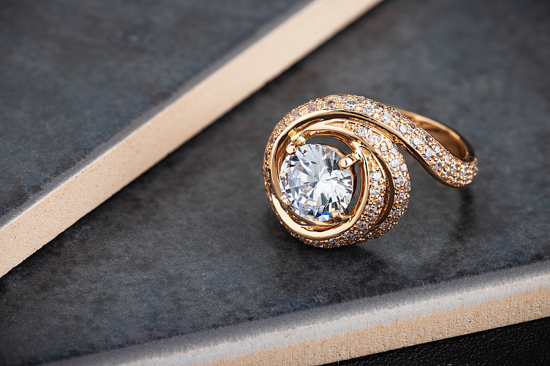 金色时尚戒指与钻石在灰色背景图片下载