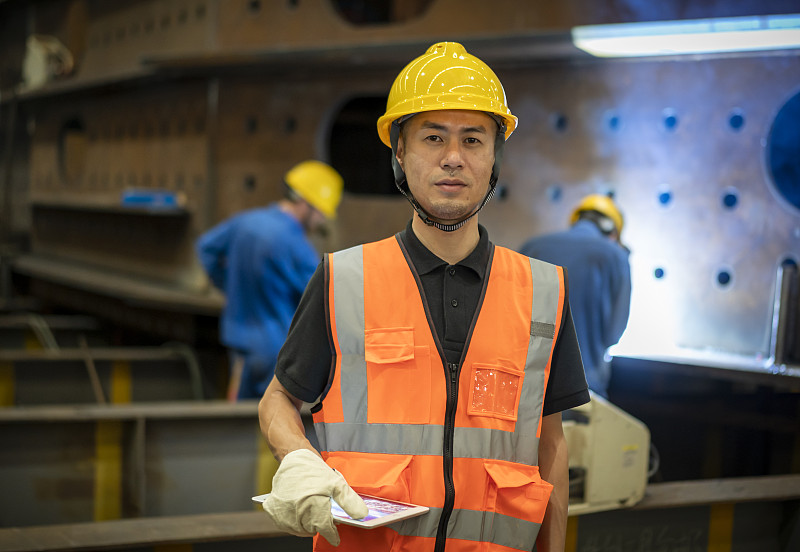 一幅亚洲蓝领工人在工厂的肖像图片下载