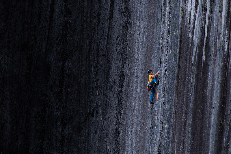 传统攀岩，斯阔米什，加拿大不列颠哥伦比亚图片下载
