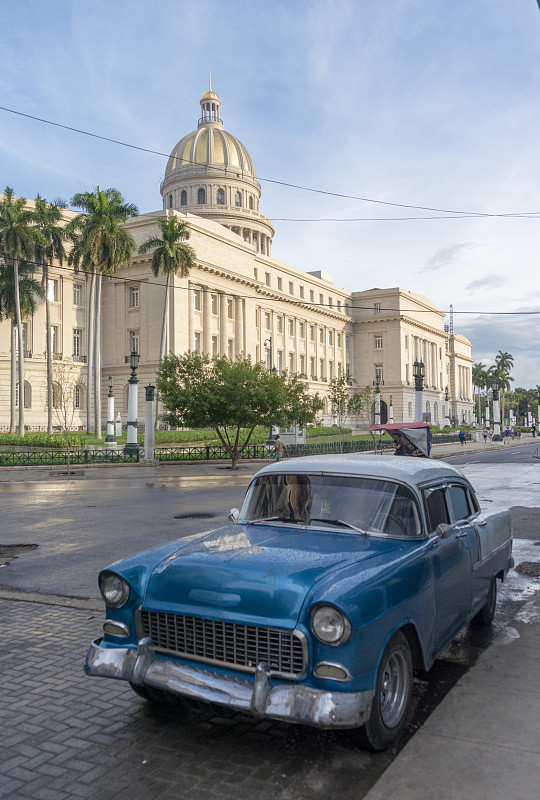 哈瓦那卡皮托里奥大厦前的一辆老爷车。古巴图片素材