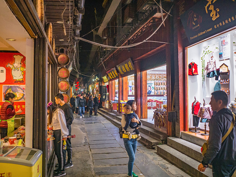 游人漫步在凤凰古城的黄昏。凤凰古城或凤凰县是中国湖南省的一个县图片下载