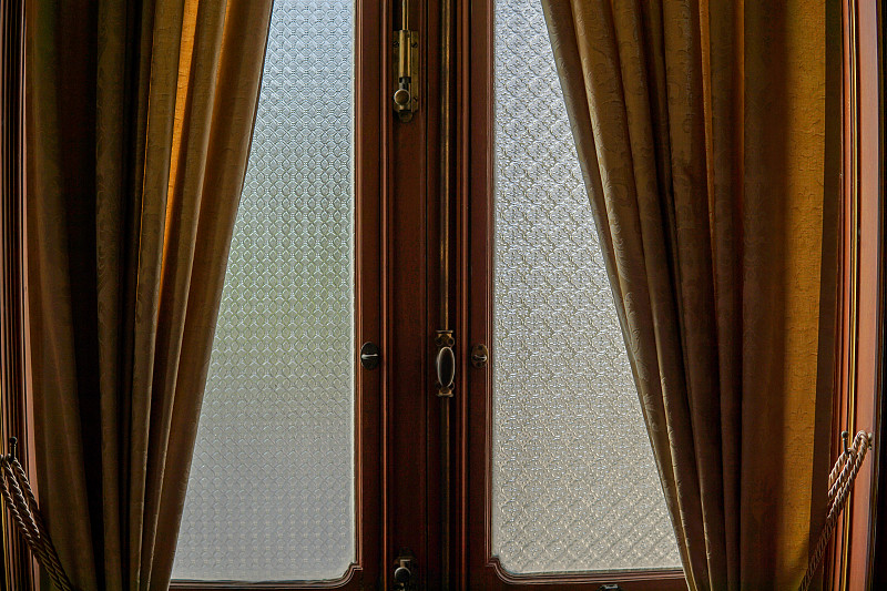古董木窗与金铁锁的螺栓和窗帘图片素材