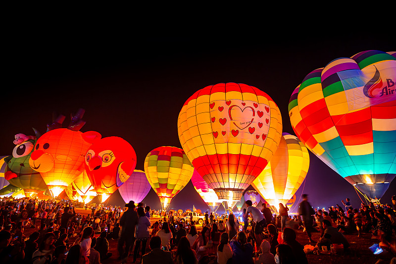 泰国清莱省第五届国际气球节的夜晚气氛。图片下载