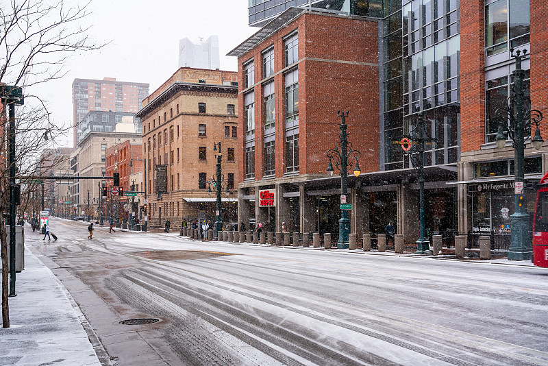 下雪天的丹佛市中心图片素材