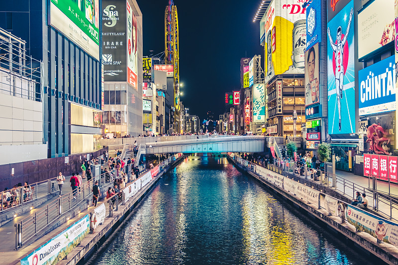照亮城市的建筑物在大阪之夜图片素材