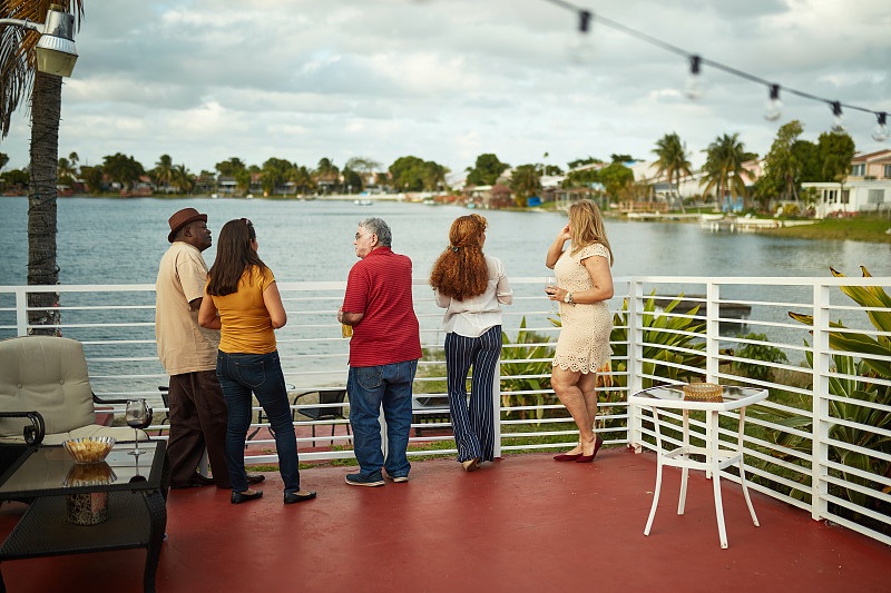 朋友们在佛罗里达的阳台上聊天和看风景图片下载