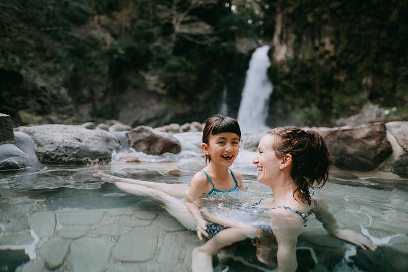 妈妈和小女孩在户外温泉洗澡，日本的乐趣图片素材