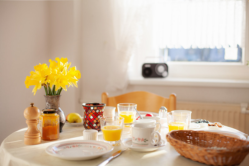阳光明媚的早餐餐桌在家庭厨房图片下载