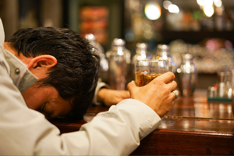 男人在酒吧喝酒，喝酒图片下载