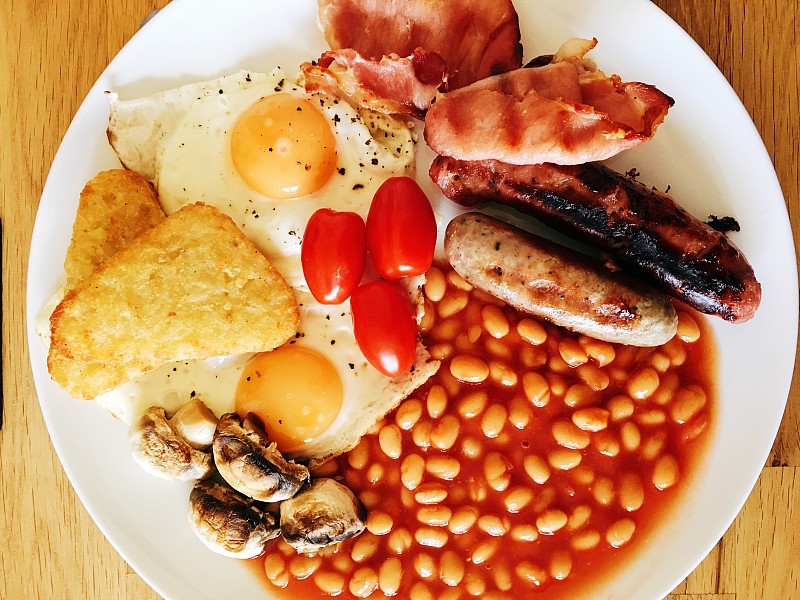 传统的英式早餐有煎蛋、培根、香肠和豆类图片素材