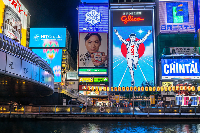 日本大阪道顿堀运河上的格力高奔跑人霓虹灯图片下载