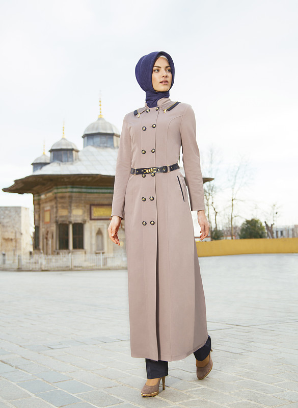 穿着朴素的年轻漂亮的穆斯林妇女图片下载