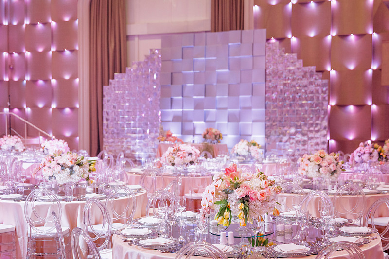 婚礼大厅的装饰是粉红色的图片下载
