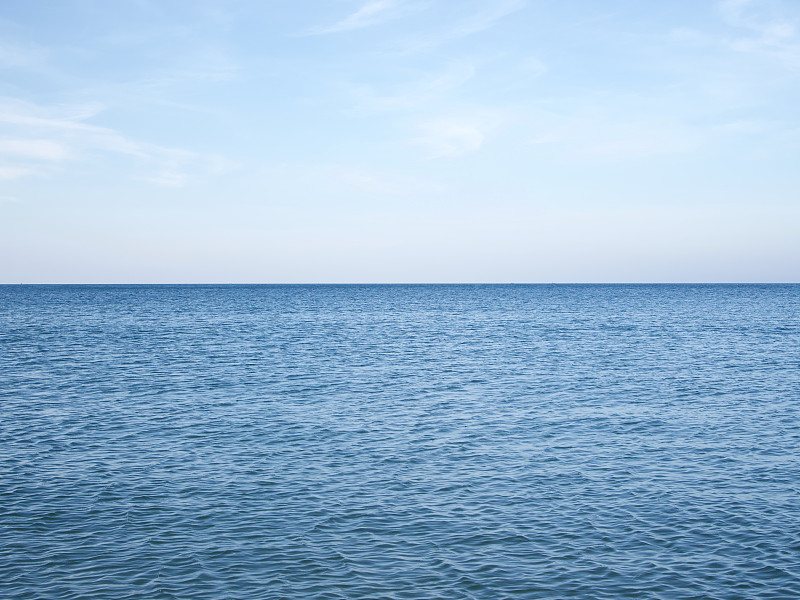 宁静美丽的深蓝色的大海和蓝天，自然的背景图片素材