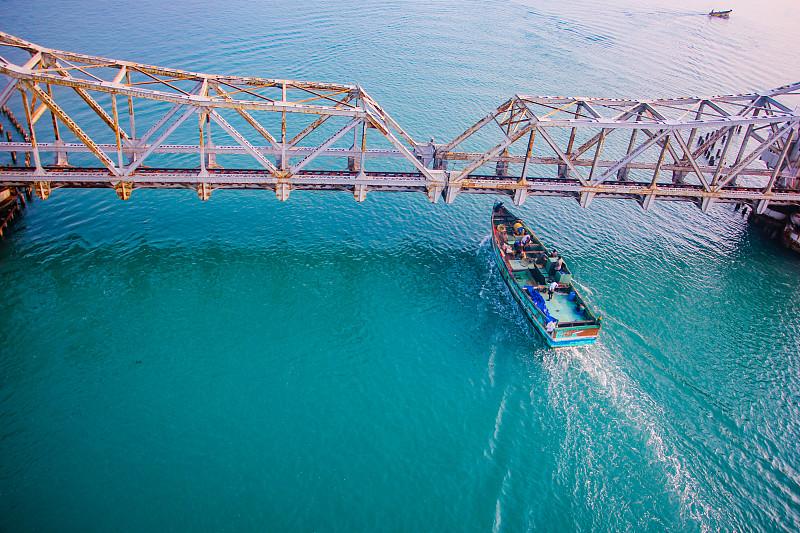 潘班桥是一座连接印度大陆曼达潘镇和Rameswaram的潘班岛的铁路桥。图片下载